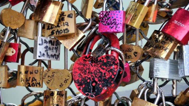 Ini Hukumnya Pasang Love Lock Sebagai Doa Kekal Jodoh, Trend Cinta Masa Kini