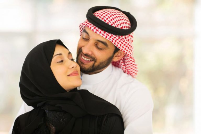 Cuba-Cubalah Tarik Dan Peluk Isteri Sentiasa, Ini Lima Waktu Terbaik Peluk Isteri