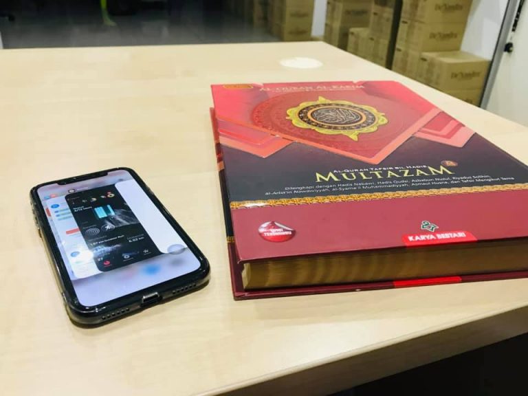 Perasan Tak Kita Lebih Banyak ‘Belai’ Telefon Daripada Pasangan Dan Anak