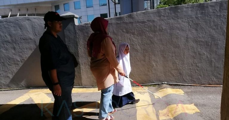 “Mak, Sini La kantin.. Mak, Ni Padang” Murid Tahun 1 Ini Teruja Pimpin Tangan Ibu Bapa Cacat Penglihatan Lawat Sekolah