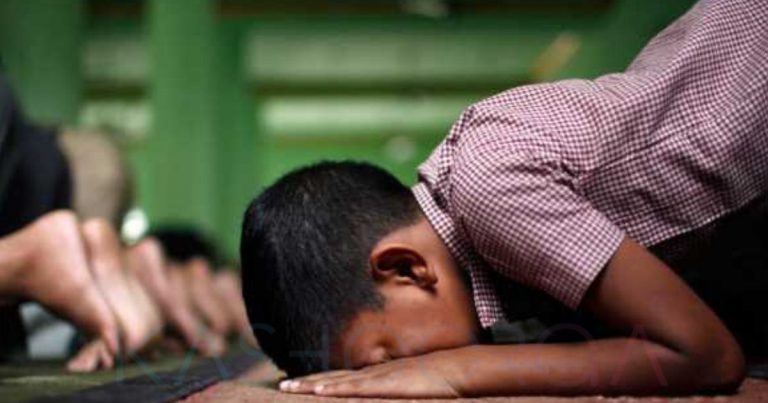 Imam Pakai Baju Singkat & Nampak Aurat, Ini Hukumnya Yang Perlu Makmum Tahu