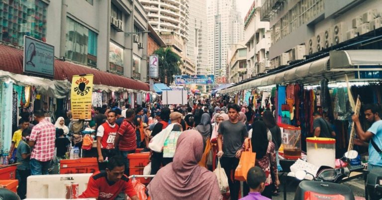 “Kalau Sayang Isteri Bawak La Pergi jalan-Jalan. Ajak Ke Pasar Malam Pun Sudah Cukup Membahagiakan Si Dia”