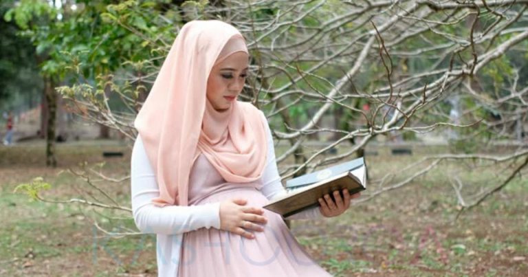 Rupanya Tak Semua Ibu Mengandung & Menyusukan Anak Perlu Bayar Fidyah, Ustaz Ini Jelaskan Sebabnya