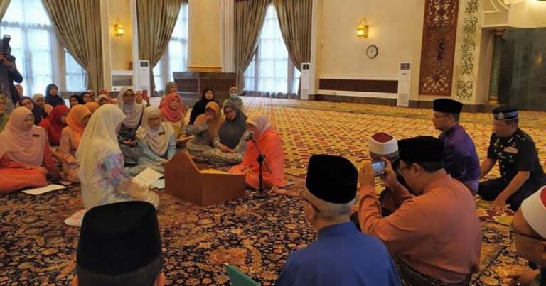“Alhamdulillah, Hidayah Itu Milik Allah” – Ringkas & Penuh Kesyahduan Di Majlis Pengislaman Kundang Peribadi Raja Permaisuri Agong
