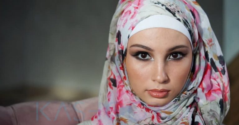 Perlunya Jadi Wanita Solehah Yang Menggembirakan Suami, Ini Ciri-Ciri Yang Perlu Ada