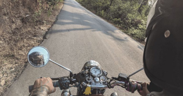 Pasangan Bahagia Tak Malu Naik Motor Bersama, Jenis Setia Sanggup Berpanas & Berhujan Bersama
