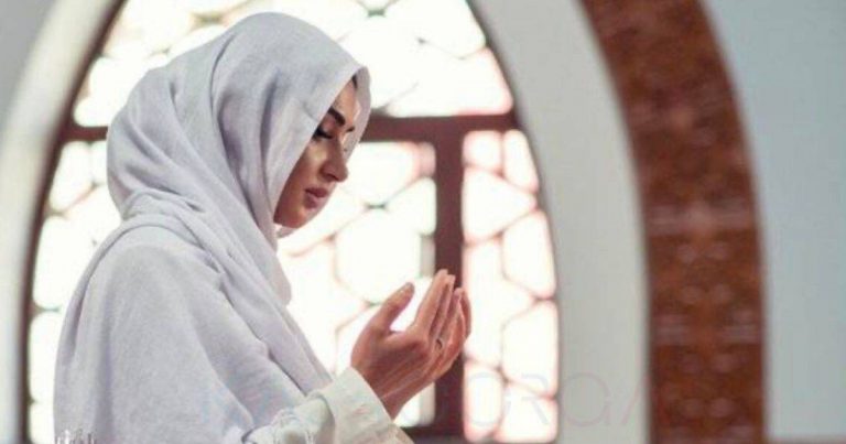 Rambut Terkeluar Ketika Solat, Hukumnya Kena Ulang Semula Atau Tak? Ini Penjelasan Ustaz Azhar Idrus!