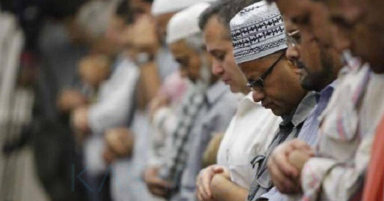 Sendawa Tak Batalkan Solat, Tapi Hukumnya Jadi Makruh Kalau Hasilkan Bauan Ganggu Jemaah
