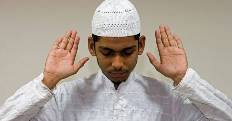 Makruh Pejam Mata Waktu Solat, Tapi Lain Pula Hukumnya Kalau Tujuan Nak Lebih Khusyuk