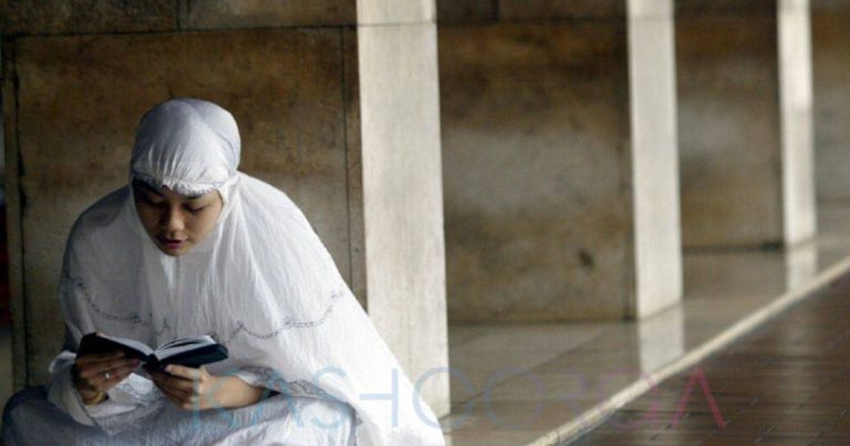 Hukum Wanita Solat Pakai Telekung Sutera, Sah Atau Tidak