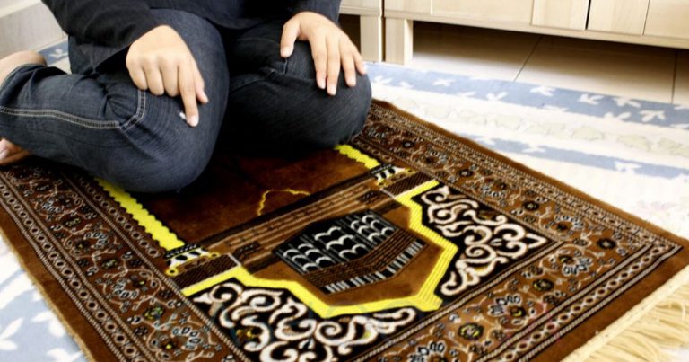 Sah Atau Batal Solat Pada Sejadah Yang Ada Najis. Ini Penjelasannya!