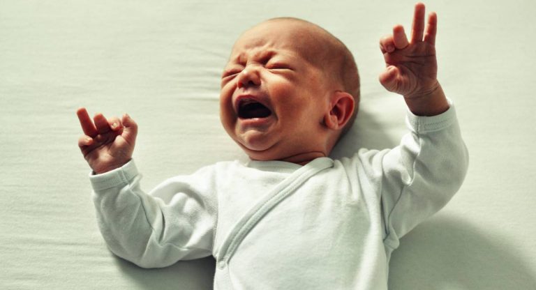 10 Tanda Bayi Menangis Sedang Diganggu Syaitan & Surah Perlu Dibacakan