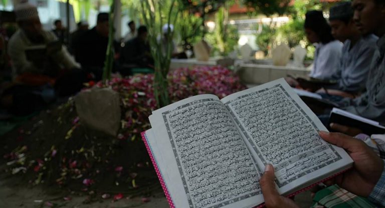Hukum Membaca Al-Quran Ketika Menziarah Kubur