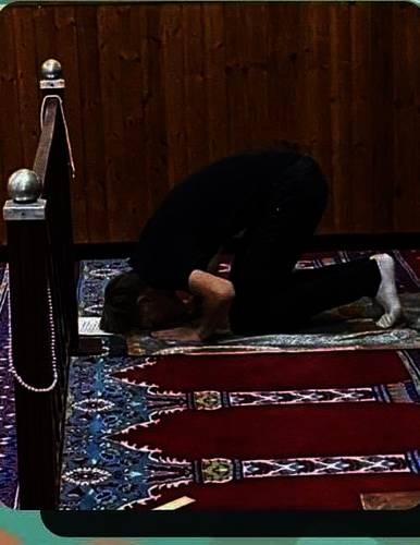 Letak Nota Solat Depan Sejadah, Reaksi Lelaki Baru Peluk Islam Ini Dipuji & Sentuh Hati Netizen