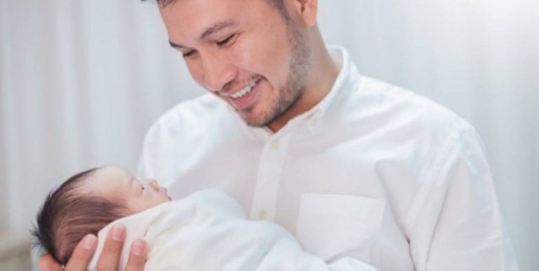 Selain Azan & Iqamat, Ibu Bapa Harus Lakukan 5 Perkara Ini Ketika Anak Baru Lahir