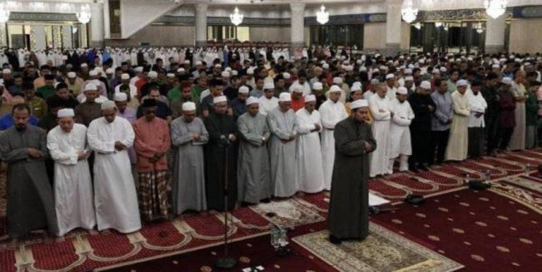 Hukum Makmum Membaca Al-Fatihah Saat Imam Sedang Membacanya