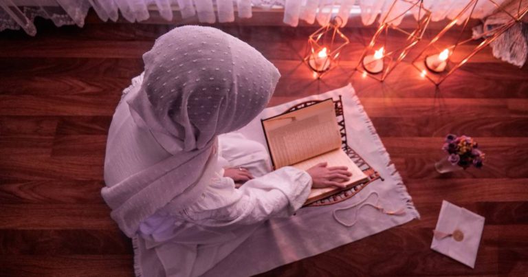 ‘Tak Boleh Sentuh Walaupun Berlapik?’ Bila Haid, Wanita Dilarang Pegang Al-Quran