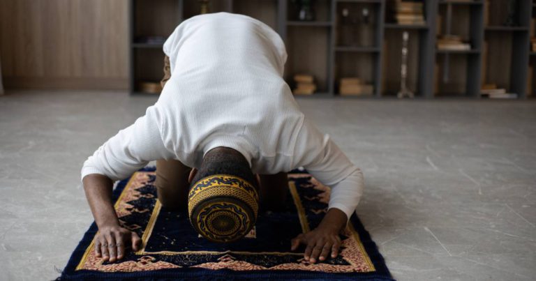 ‘Tengah Sembahyang, Orang Panggil.’ Begini Caranya Bagi Isyarat Tanpa Menggangu Solat