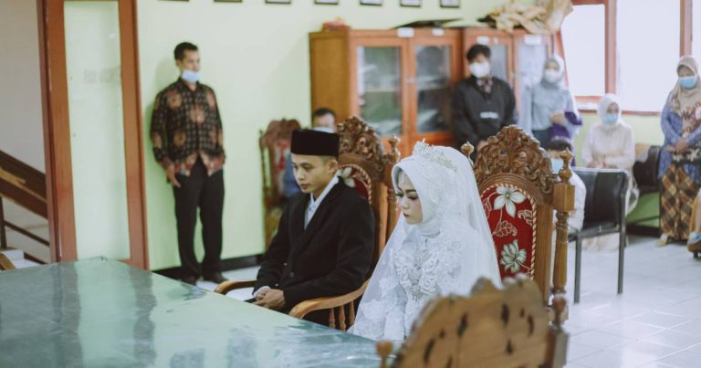 Hukum Berwalikan Adik Angkat Tanpa Sengaja. ‘Lepas 3 Tahun Nikah Baru Tahu, Bimbang Status Anak.’