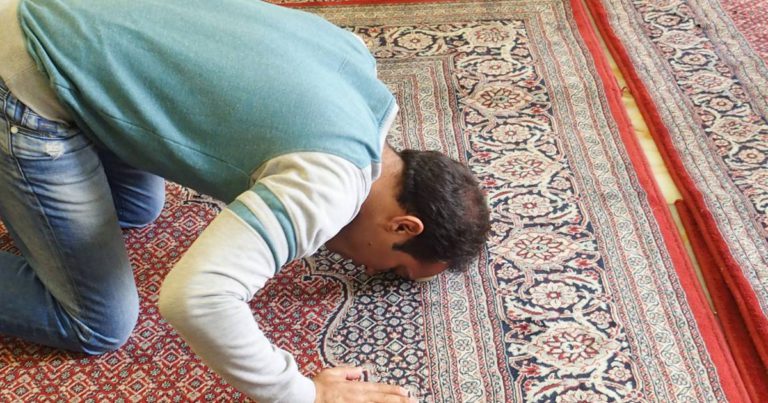 Seluar Terkoyak Ketika Solat Hingga Dedah Aurat, Bolehkah Tutup Guna Tangan & Teruskan Solat?