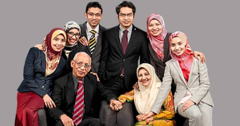 ‘Sentiasa Doakan Kejayaan Anak.’ Bapa Ini Tak Sangka Kesemua 6 Anak Memilih Perubatan Sebagai Kerjaya