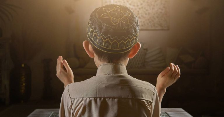 ‘Dari 10 Tahun Tak Pernah Jerit Suruh Sembahyang.’ Ibu Ini Kongsi Cara Terbaik Ajar Anak Solat & Mengaji Quran