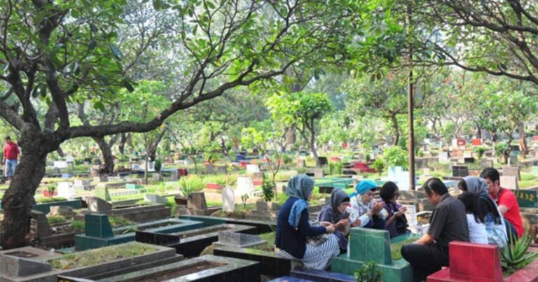 Kalau Ziarah Kubur, Jangan Lupa Siram Air Atas Pusara Insan Tersayang
