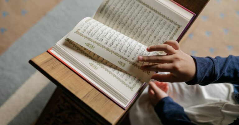 Satu Kewajipan Menghormati Kitab Suci, Ini Hukum Letak Barang Atas Al-Quran