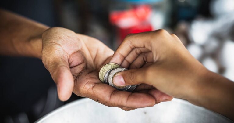 ‘Nak Sedekah, Jangan Bagi Saki-Baki.’ Dapat Gaji Terus Sedekah, Jangan Guna Dulu