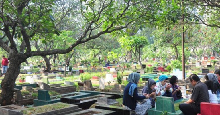 Siapa Yang Bangun Solat Tahajud, Mati Nanti Kuburnya Terang-Benderang Seperti Matahari Baru Terbit