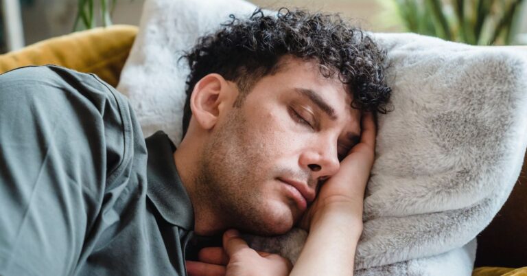 Satu Minit Tidur Sebelum Zohor Bersamaan 45 Minit Tidur Malam, Ketahui 4 Kebaikan Tidur Qailullah