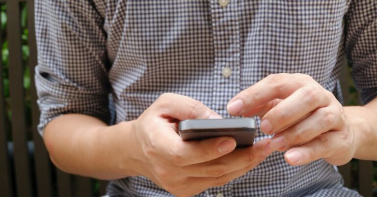 Hukum Guna Duit Bantuan Beli Handphone & Pakai Untuk Tengok Maksiat