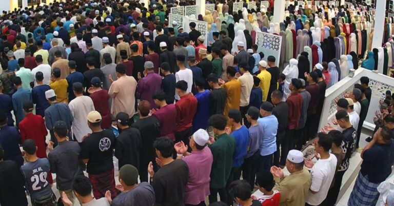 Amalkan 3 Keutamaan Ini Jika Solat Di Tempat Sesak & Ramai Orang