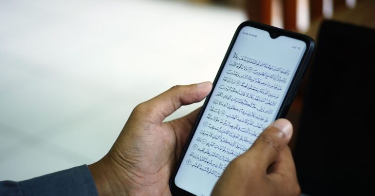 Baca Al-Quran Di Telefon Bimbit Tanpa Wuduk, Ini Hukum Kita Perlu Tahu