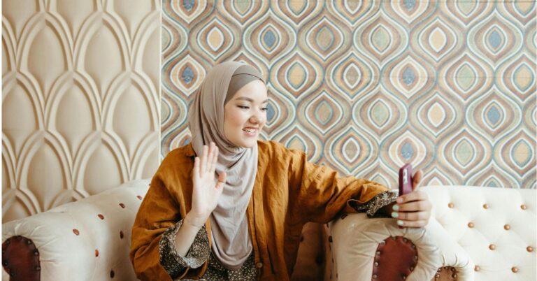 Suara Lembut Manja Wanita Pun Dilarang Ini Pula Gaya Menggoda, Wajah Dekat Dengan Skrin. Hukumnya Haram