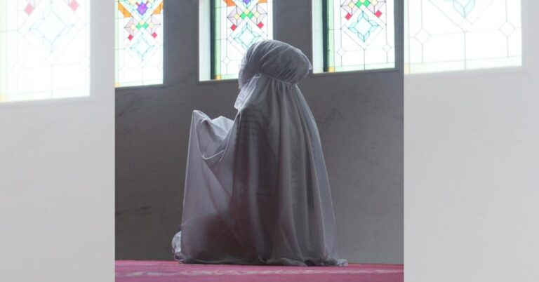 Usai Solat Baru Sedar Rambut Terkeluar, Solat Sah Atau Kena Ulang? Muslimah Kena Faham Hukumnya