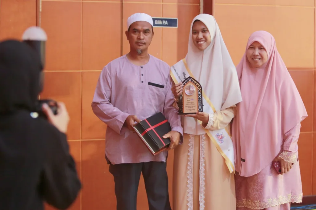 Hafaz 30 Juzuk Dalam 7 Bulan, Ainin Saheela Dinobat Pelajar Cemerlang Darul Quran