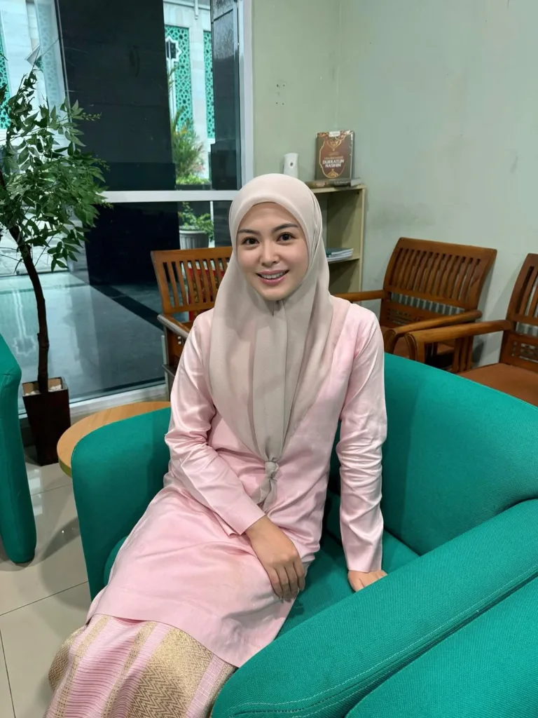 Pempengaruh Muslimah Terkenal, Ayana Moon Berjaya Masuk Oxford University