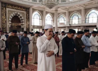 Bersin Kuat Ketika Solat Berjemaah, Apa Hukumnya Dalam Islam?