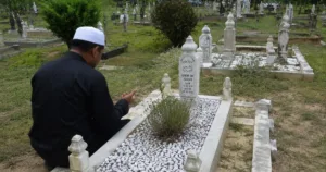 hukum beri salam ketika ziarah kubur
