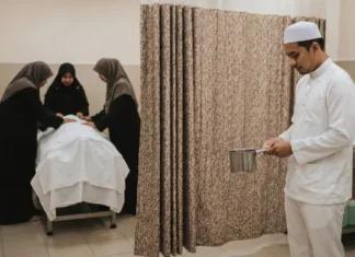 Anak Berlainan Jantina Memandikan Jenazah Ibu Bapa, Boleh Atau Haram?