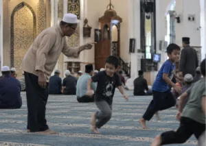Anak Bising Dalam Masjid, Jangan Terus Marah, Ini Cara Bijak & Berhikmah Menanganinya 2 anak bising dalam masjid