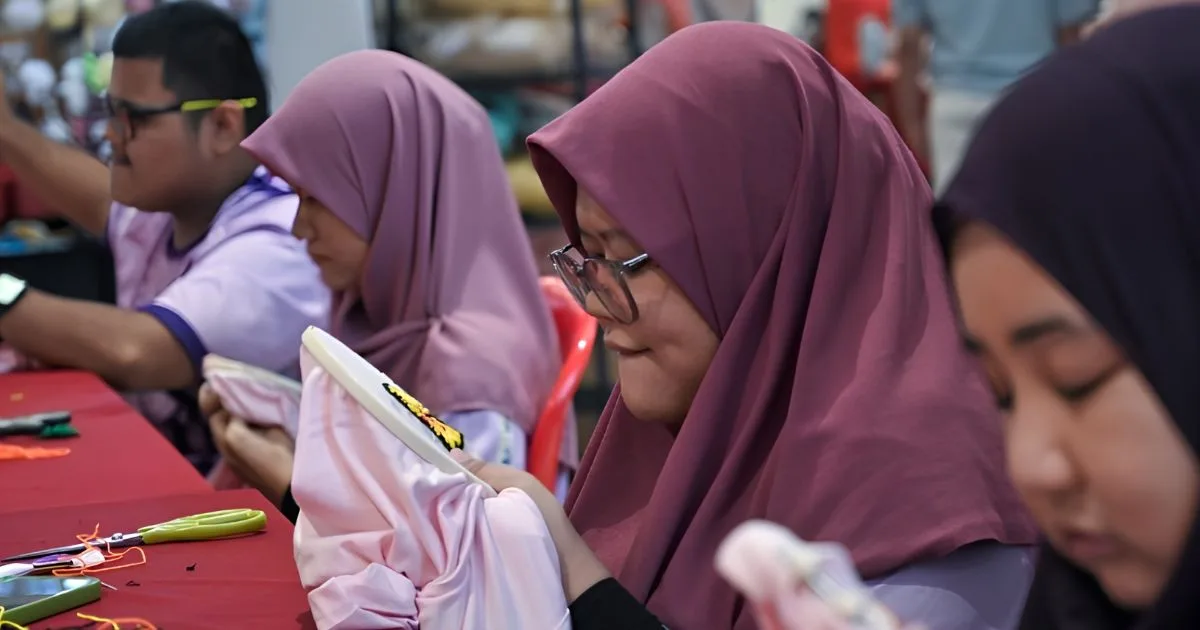 3 Jam Sehari Menyulam, Nadzirah Buktikan Kekurangan Diri Bukan Penghalang Cari Rezeki 1 kekurangan diri